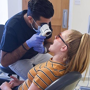 Patient receiving oral cancer screening